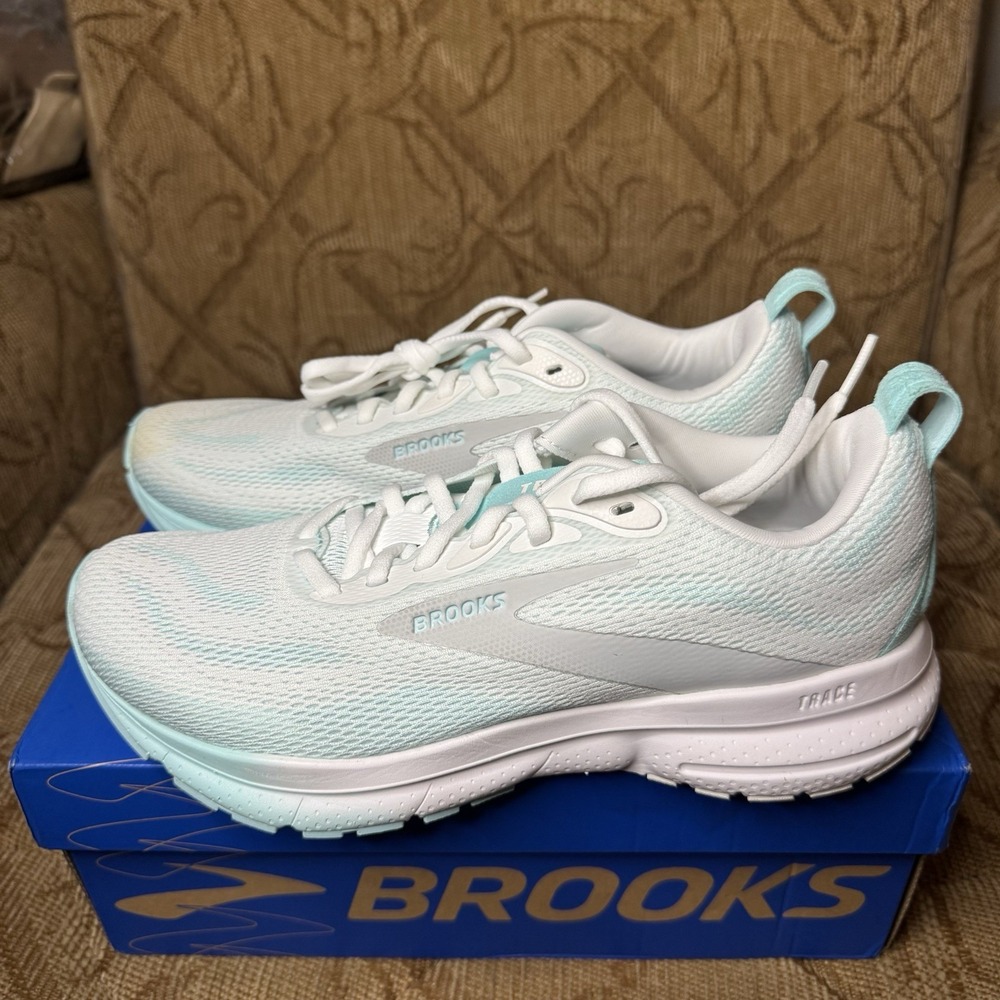 Brooks Womens Trace 4- White Limpet Oyster-‎ Size 7.5 Medium